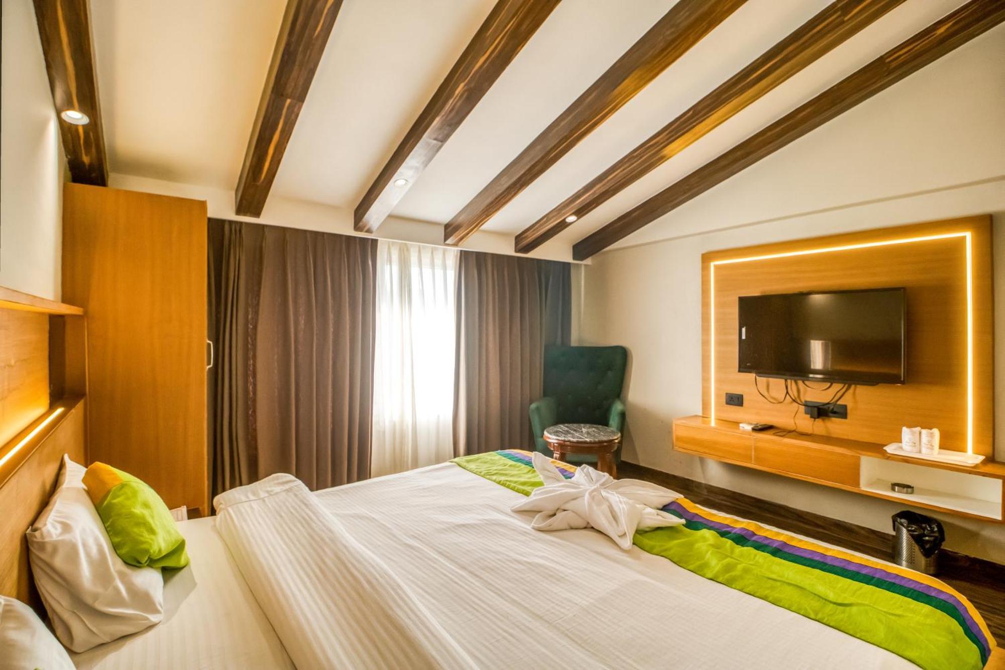 Deep Hotel Мусори Екстериор снимка
